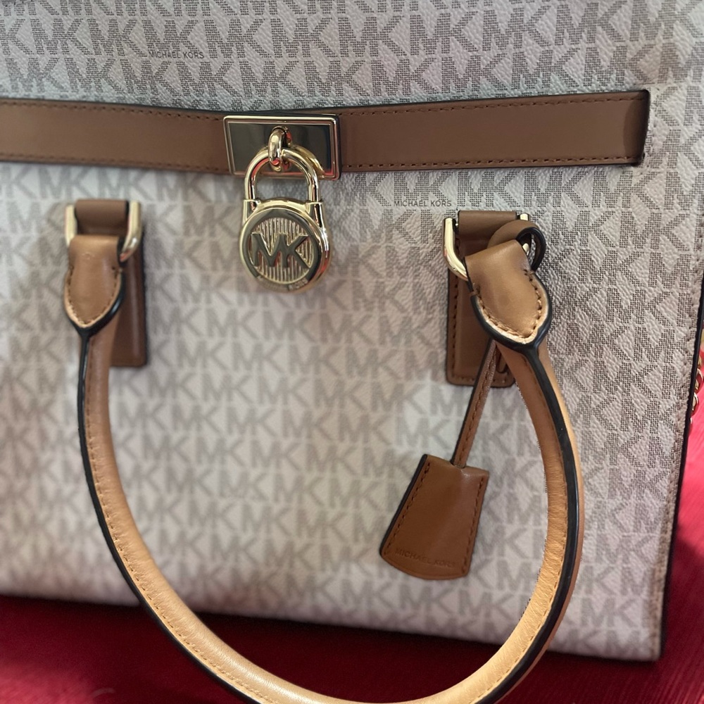 Micheal Kors Med/Lrg Crossbody